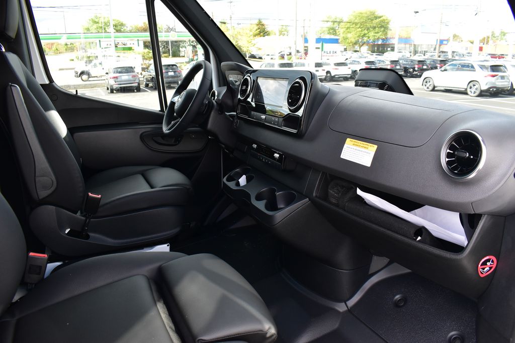 Thumbnail: 2025 Mercedes-Benz Sprinter - 32