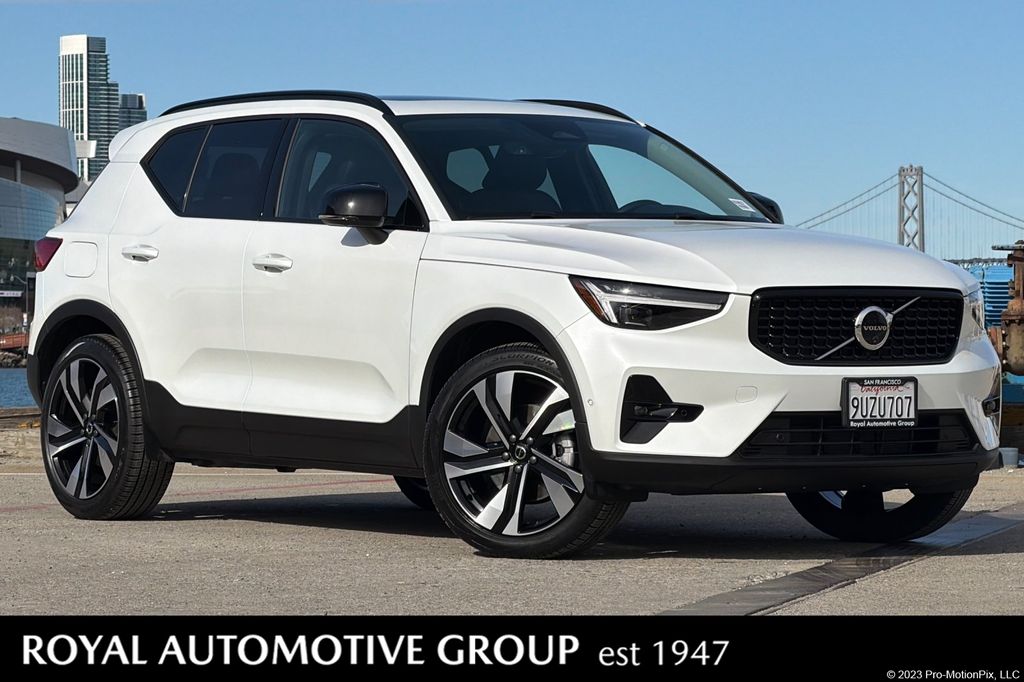2025 Volvo XC40 B5 Plus Dark Theme AWD