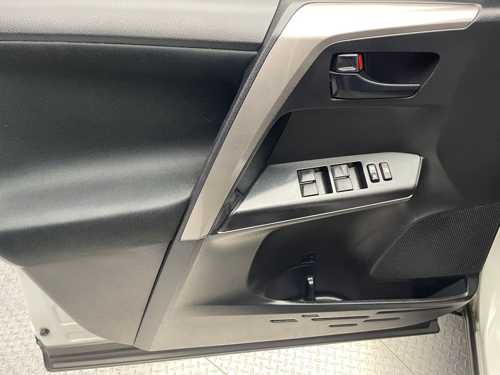 Thumbnail: 2018 Toyota RAV4 - 9