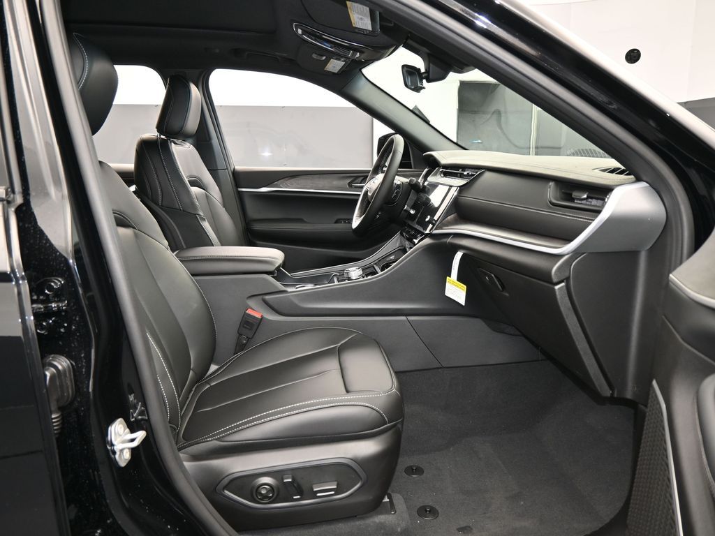 New 2026 Diamond Black Crystal Pearlcoat Jeep Limited image 40