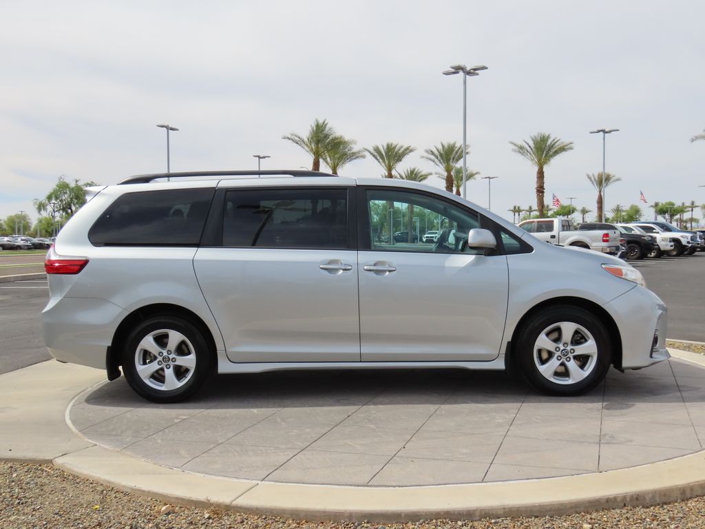 2020 Toyota Sienna LE 4