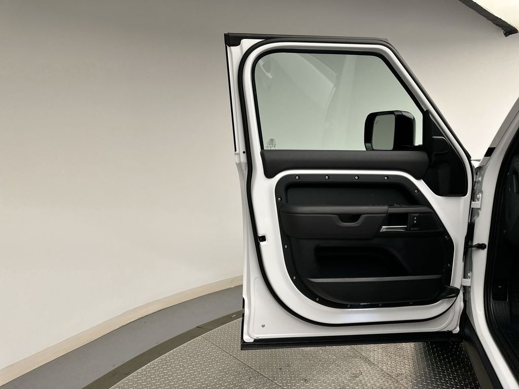 2025 Land Rover Defender 130 10
