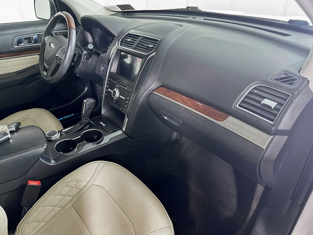 Used 2018 White Ford Platinum image 30