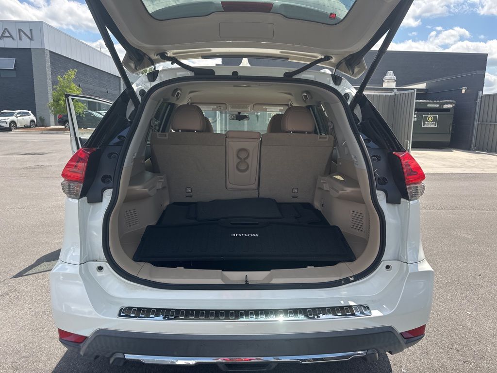 2018 Pearl White Nissan Rogue SV FWD SUV