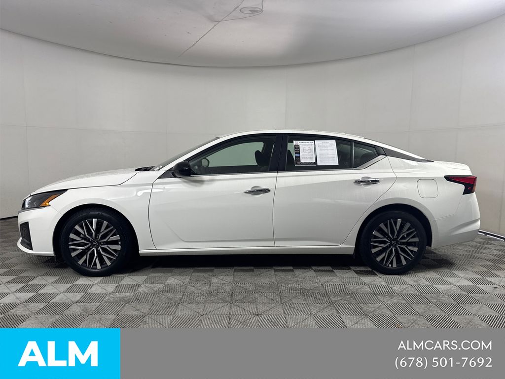 Used 2025 White Nissan 2.5 SV image 11