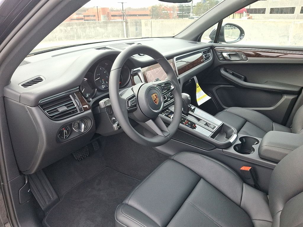Thumbnail: 2026 Porsche Macan - 4