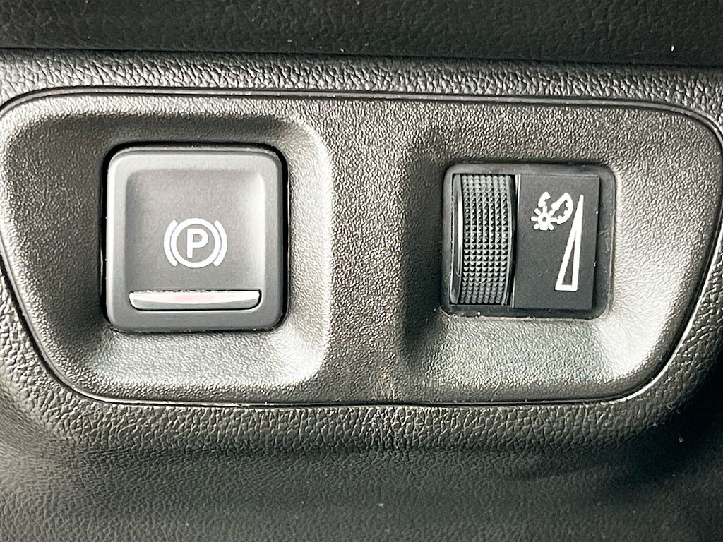 Used 2019 Silver GMC Denali image 10
