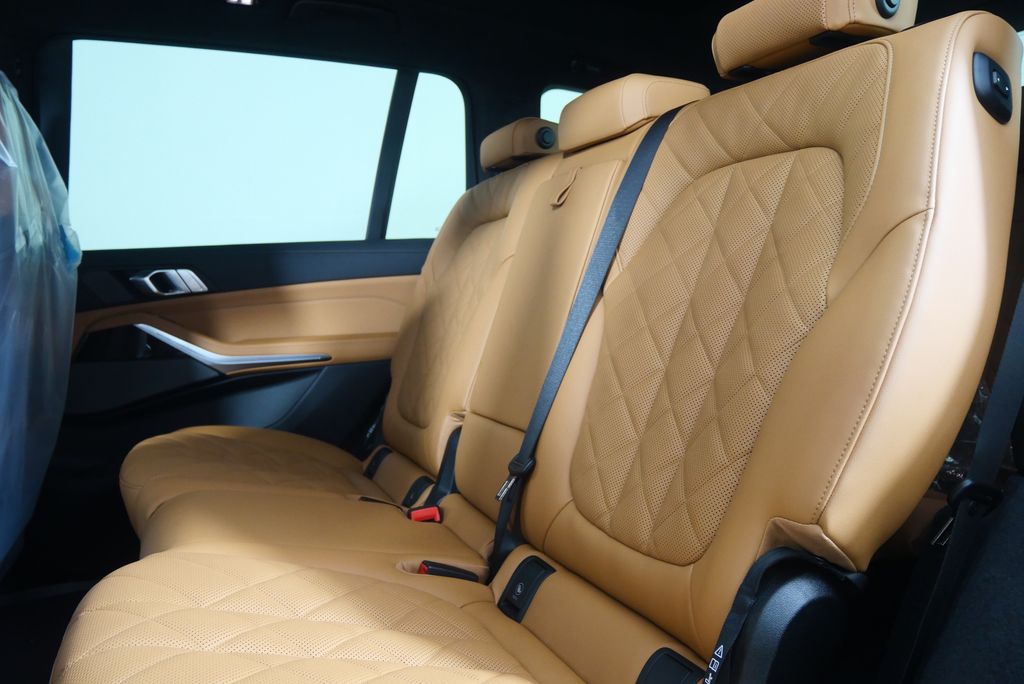 Thumbnail: 2026 BMW X7 - 15
