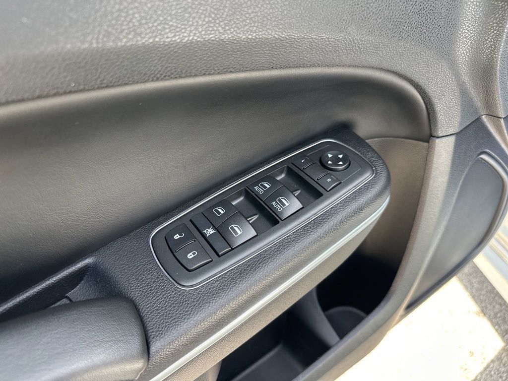 2021 Chrysler 300 Touring photo