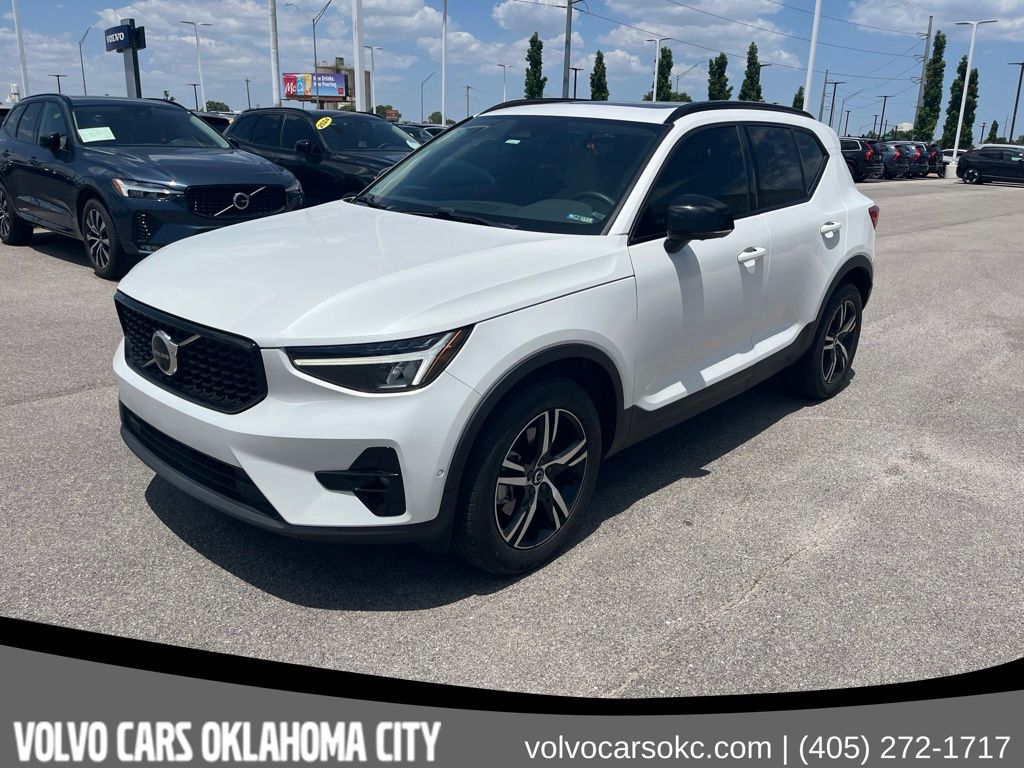 2023 Volvo XC40 B4 Plus Dark Theme