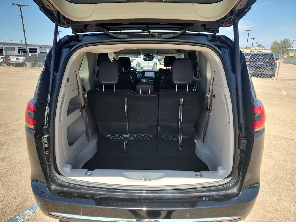 2024 Chrysler Pacifica Touring L photo