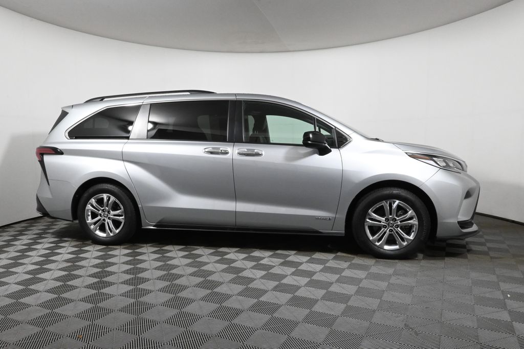 Thumbnail: 2021 Toyota Sienna - 8