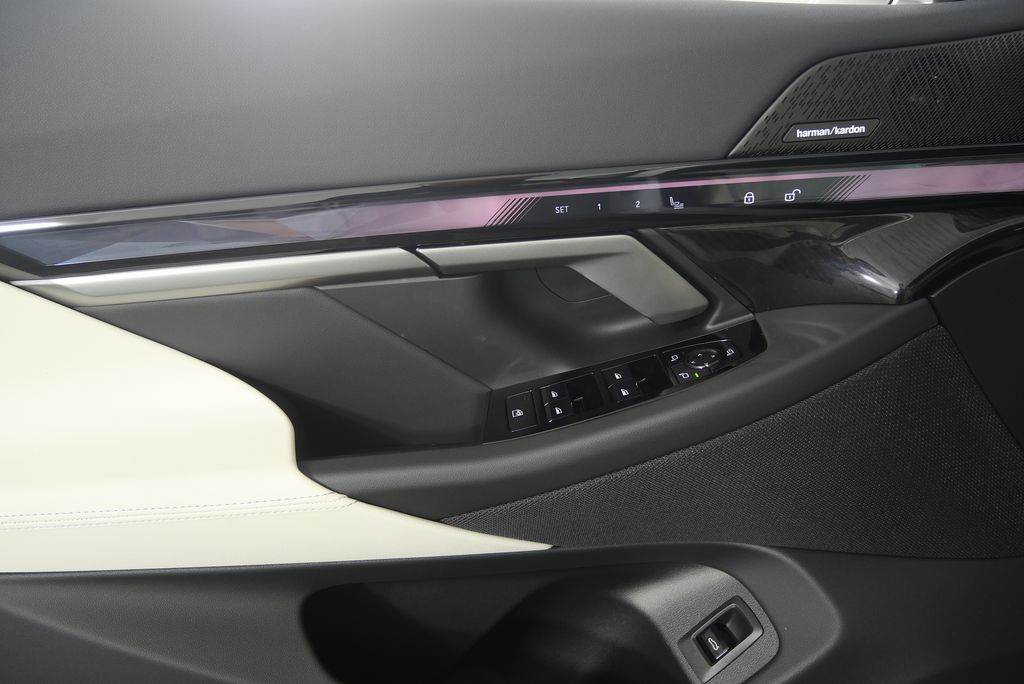 Thumbnail: 2026 BMW 5 Series - 9
