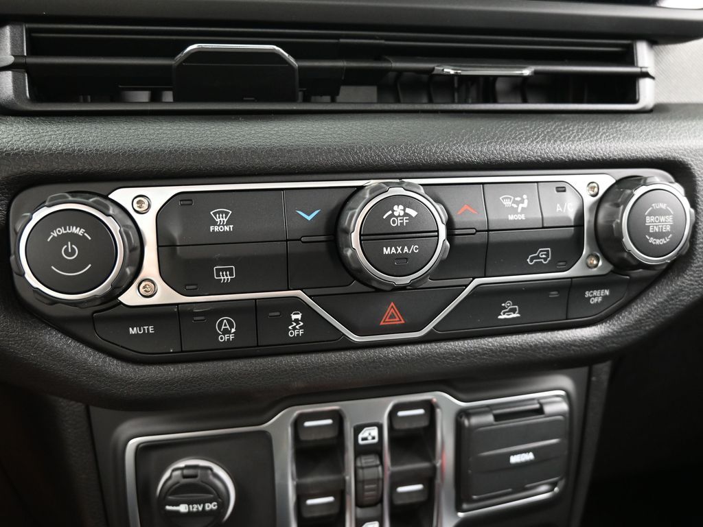 New 2026 reign Jeep Sport image 19