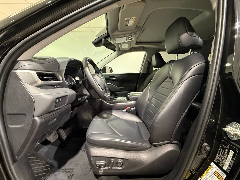 Thumbnail: 2023 Toyota Highlander - 13