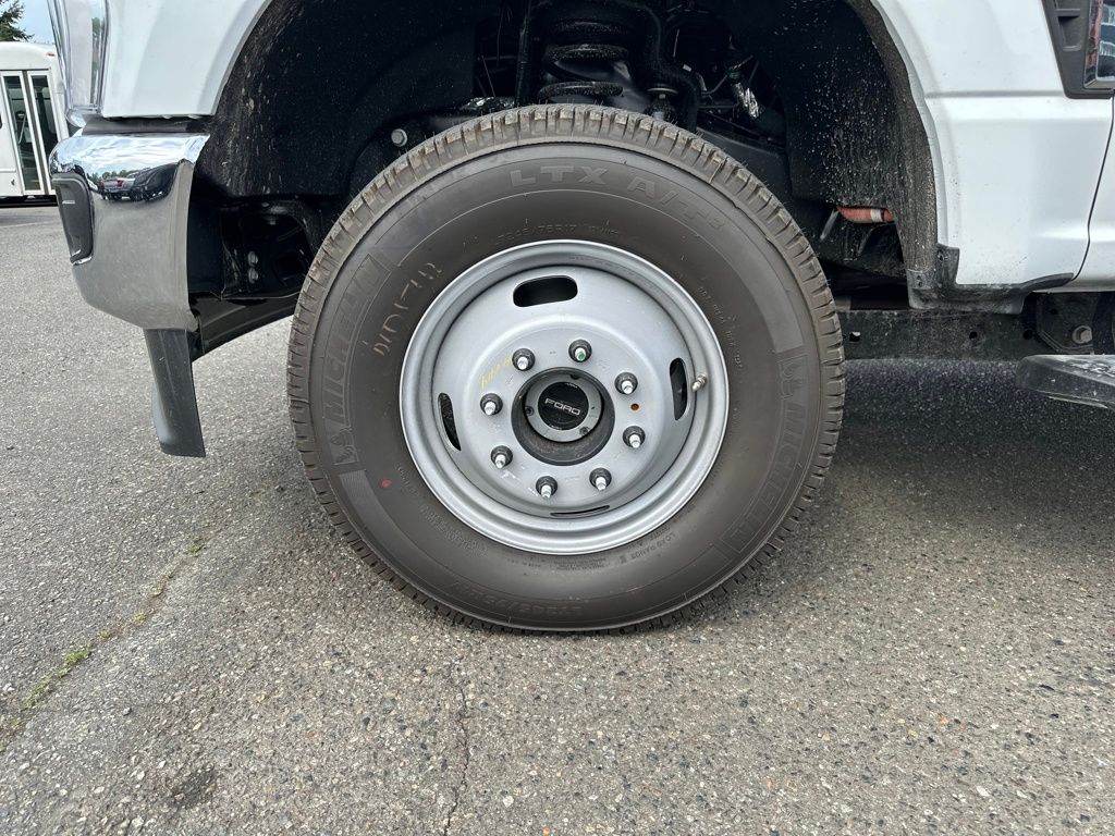 New 2025 Ford Super Duty F-350 Chassis Regular Cab (DRW) 169" Wheelbase XL