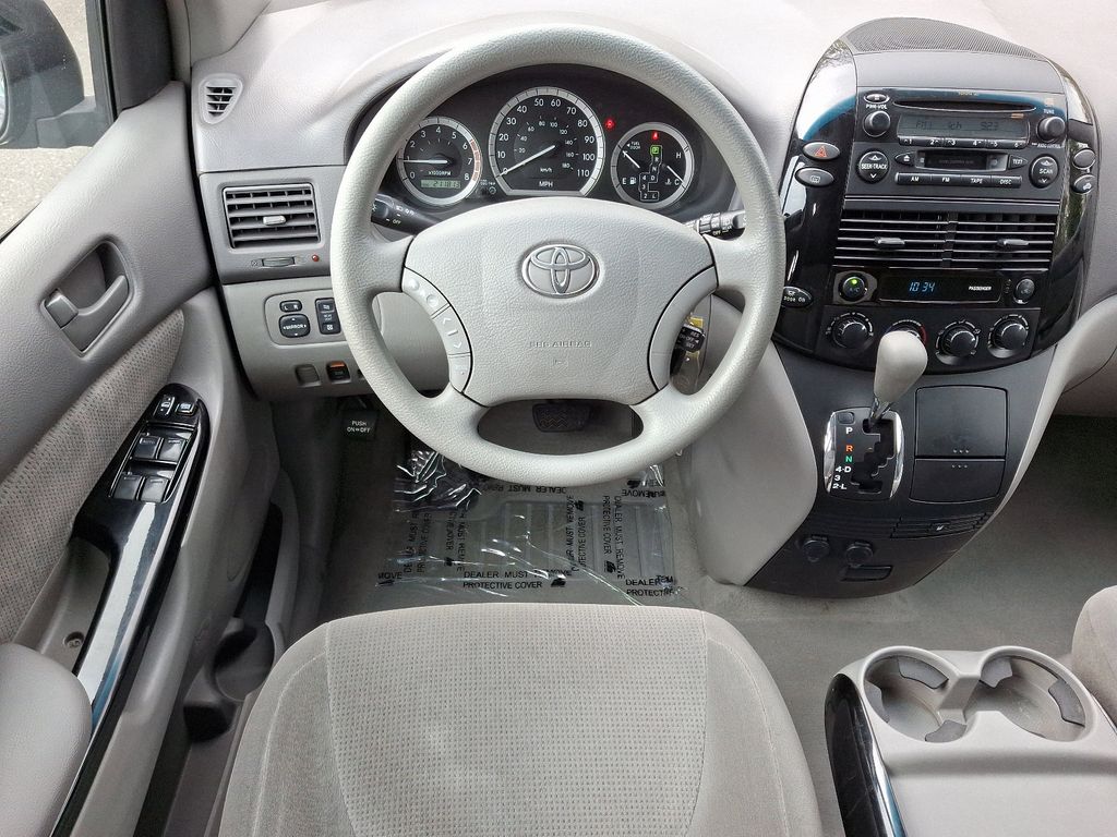 2004 Toyota Sienna CE 11