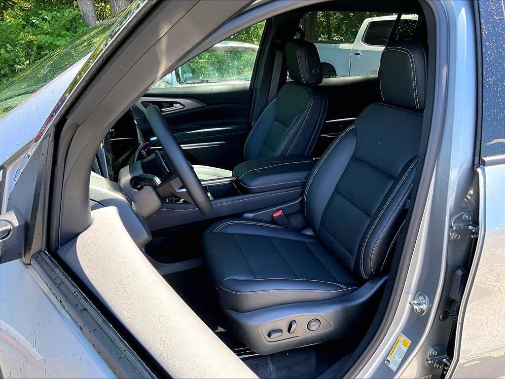 2026 Chevrolet Traverse — photo 11