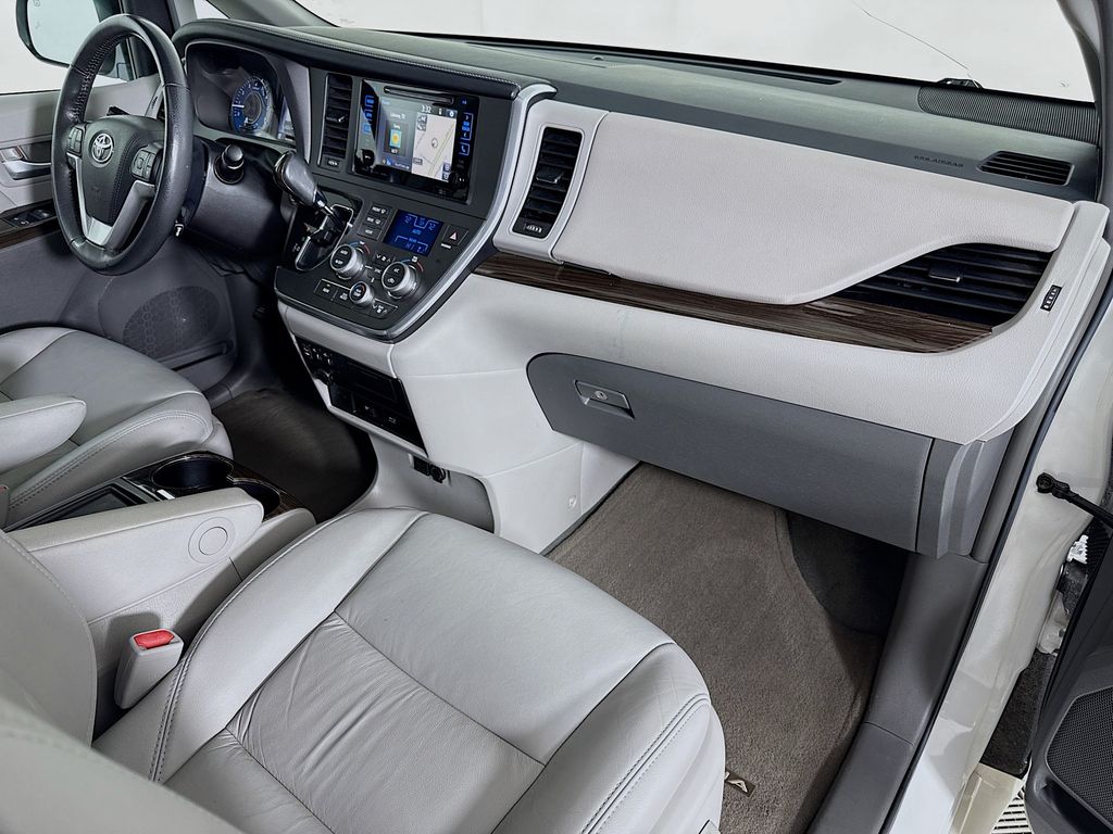 Thumbnail: 2017 Toyota Sienna - 30