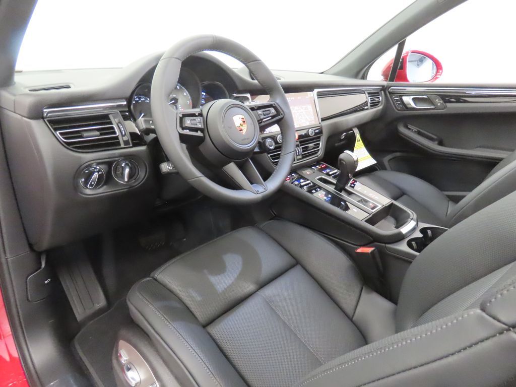 Thumbnail: 2026 Porsche Macan - 4