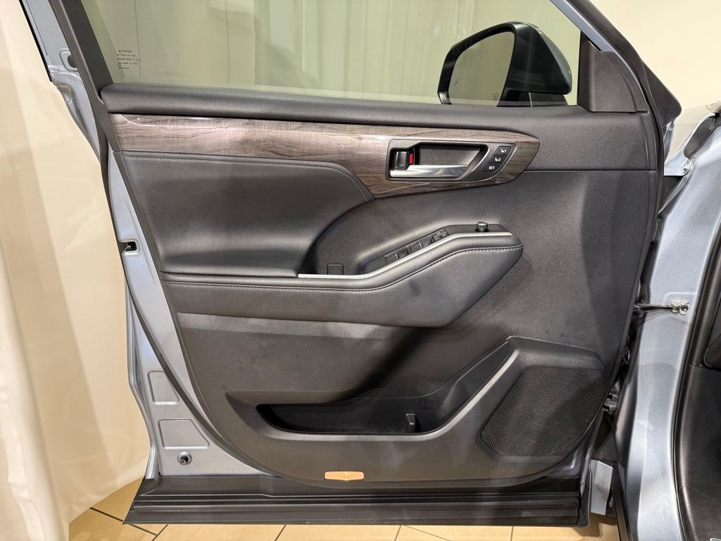 Thumbnail: 2021 Toyota Highlander - 15
