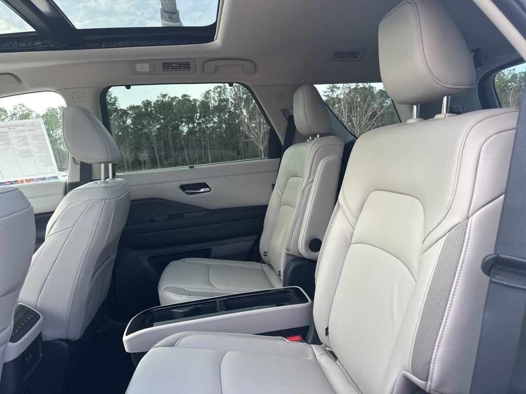 2025 Everest White Pearl Tricoat Nissan Pathfinder SL FWD SUV