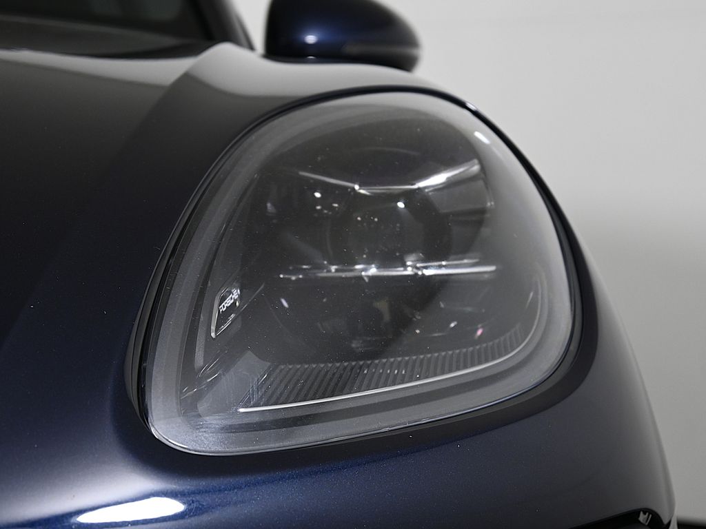 Thumbnail: 2022 Porsche Macan - 11