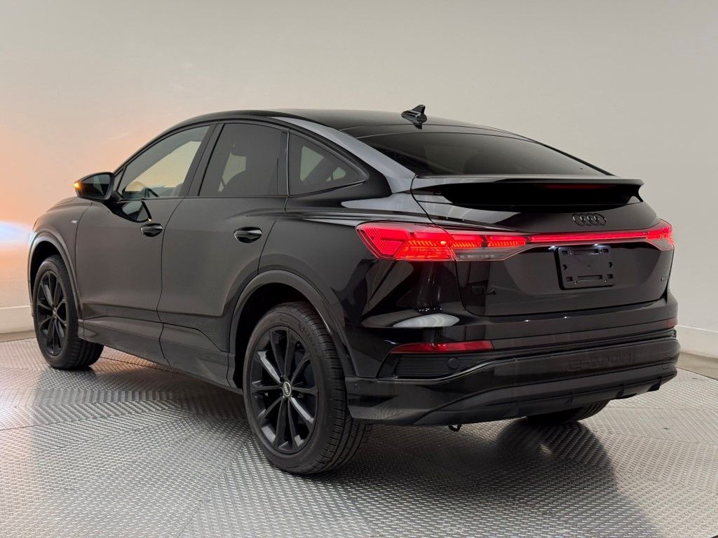 Thumbnail: 2022 Audi Q4 e-tron - 10