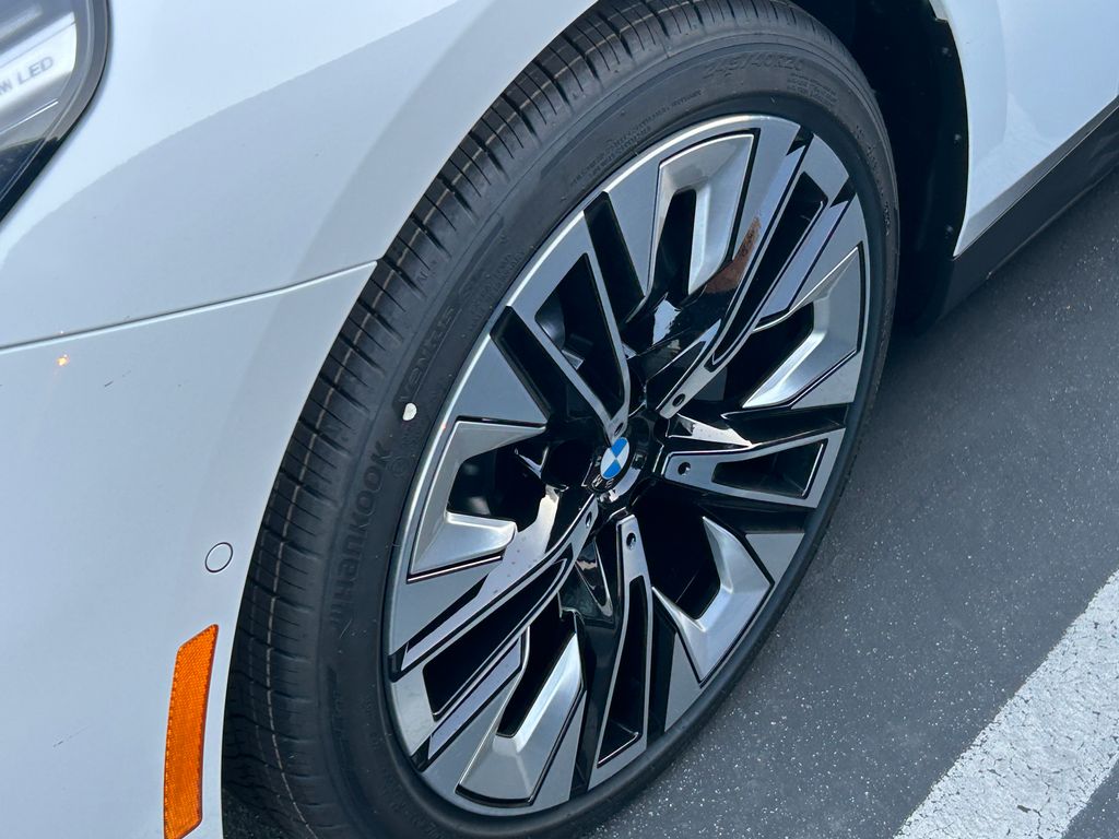 Thumbnail: 2026 BMW 5 Series - 3