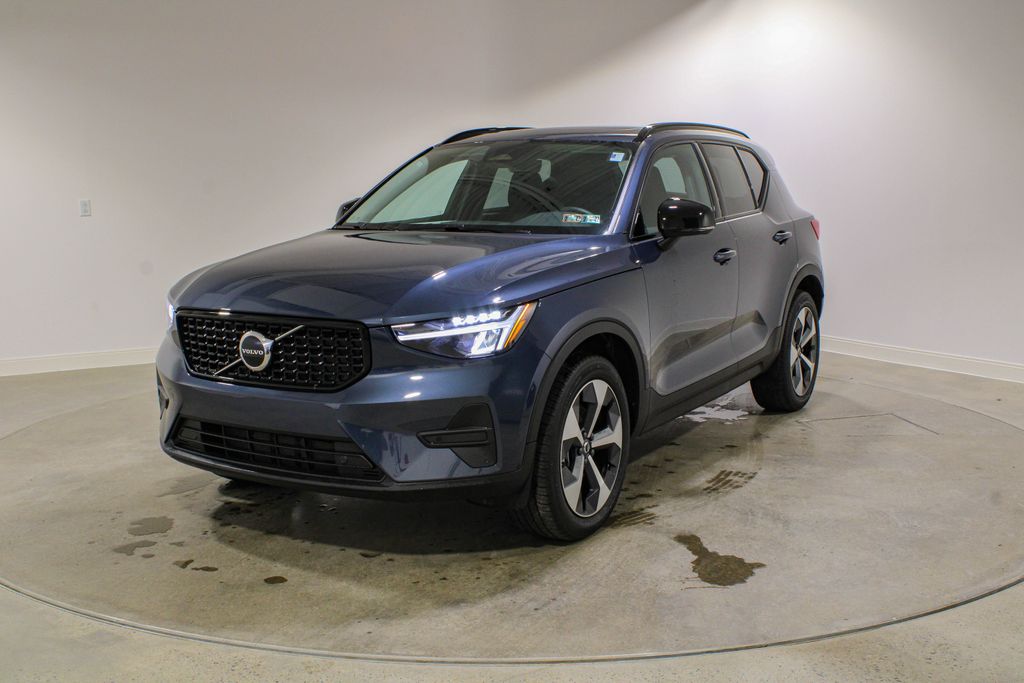 2026 Volvo XC40 B5 Core AWD