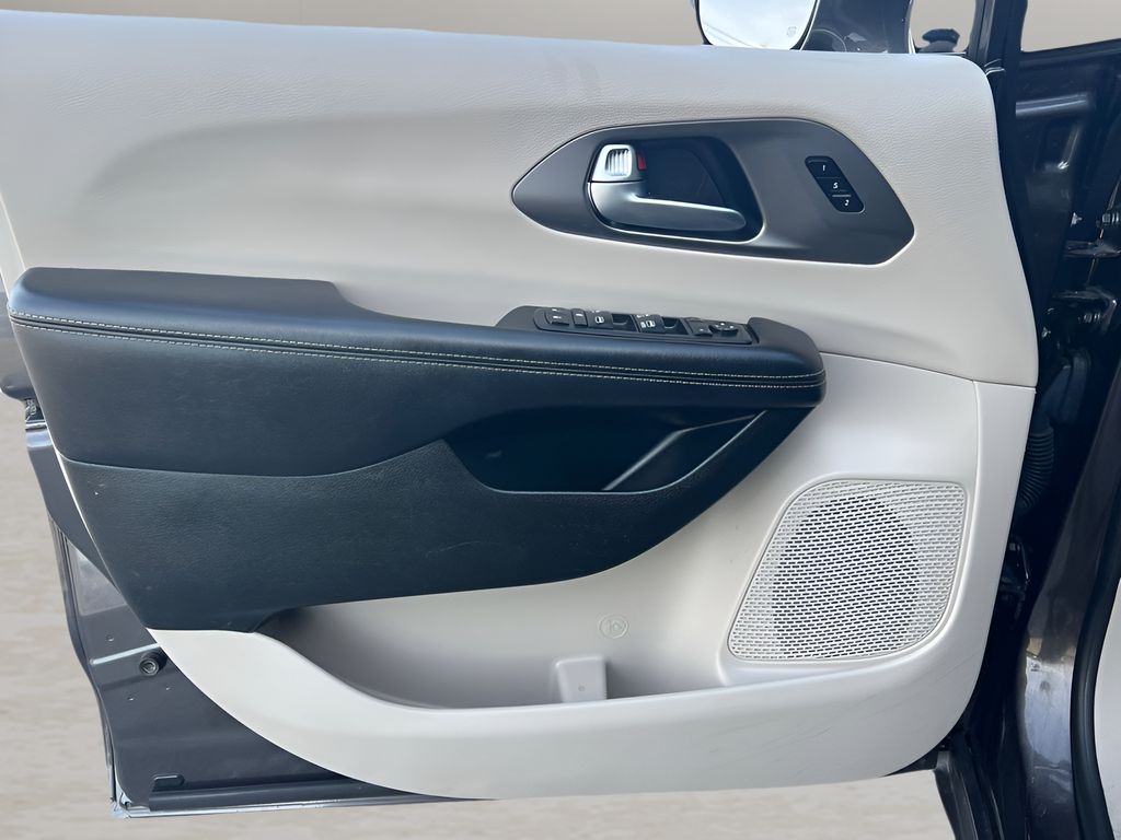 Used 2022 Chrysler Pacifica Van