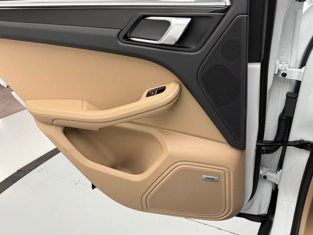 Thumbnail: 2025 Porsche Macan - 25