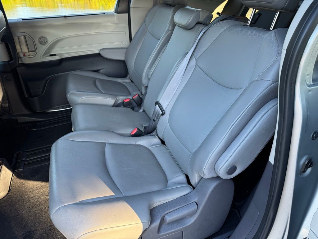 2021 Toyota Sienna XLE 13