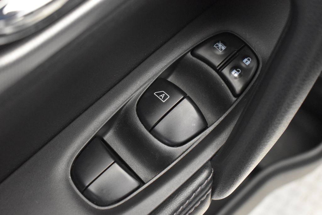 2020 Nissan Rogue Sport SL 12