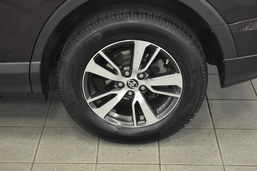 2018 Toyota RAV4 XLE 14
