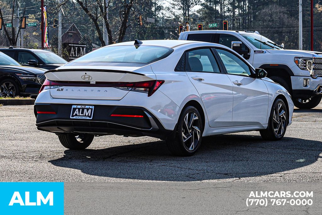Used 2025 White Hyundai SEL Sport image 5