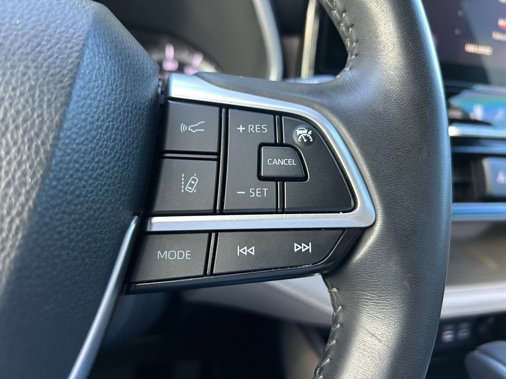 Thumbnail: 2023 Toyota Highlander - 20