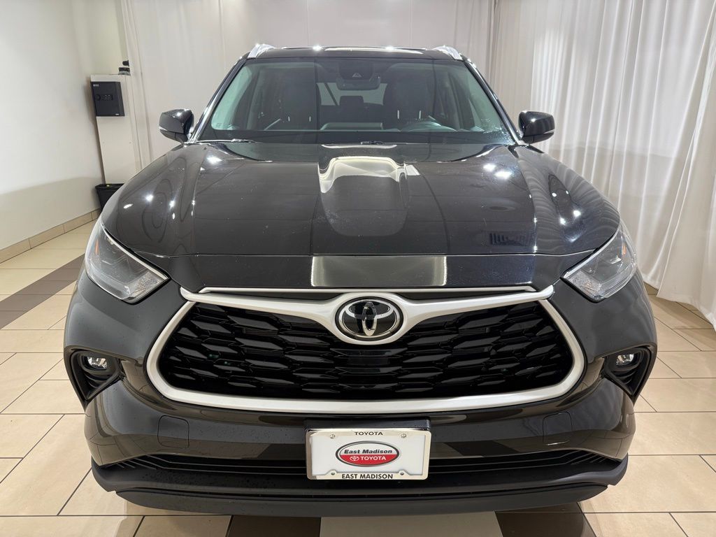 Thumbnail: 2023 Toyota Highlander - 8