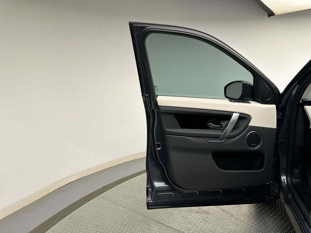 Thumbnail: 2024 Land Rover Discovery Sport - 9