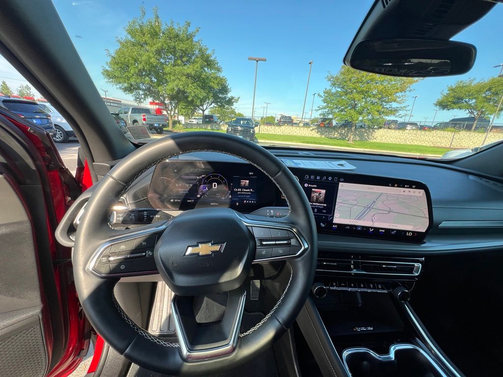 Used 2025 Chevrolet Traverse SUV