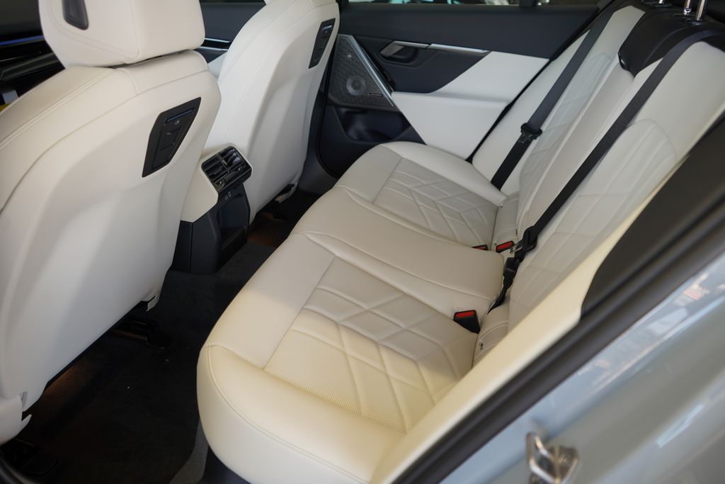 Thumbnail: 2026 BMW 5 Series - 20