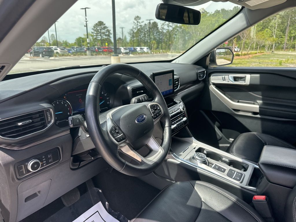 2023 Iconic Silver Metallic Ford Explorer Limited RWD SUV