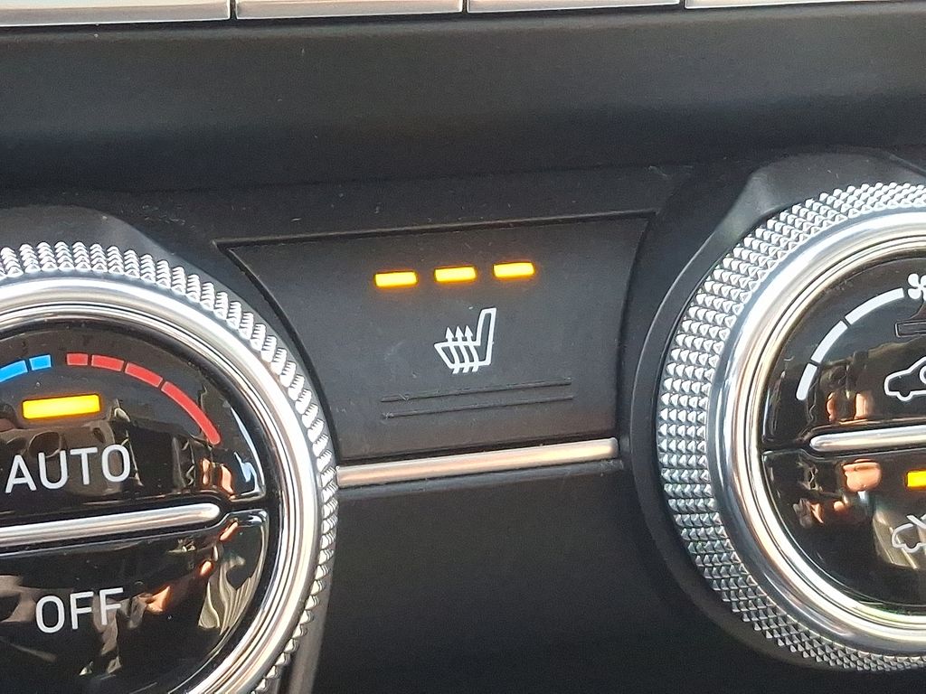 Thumbnail: 2021 Genesis G70 - 26