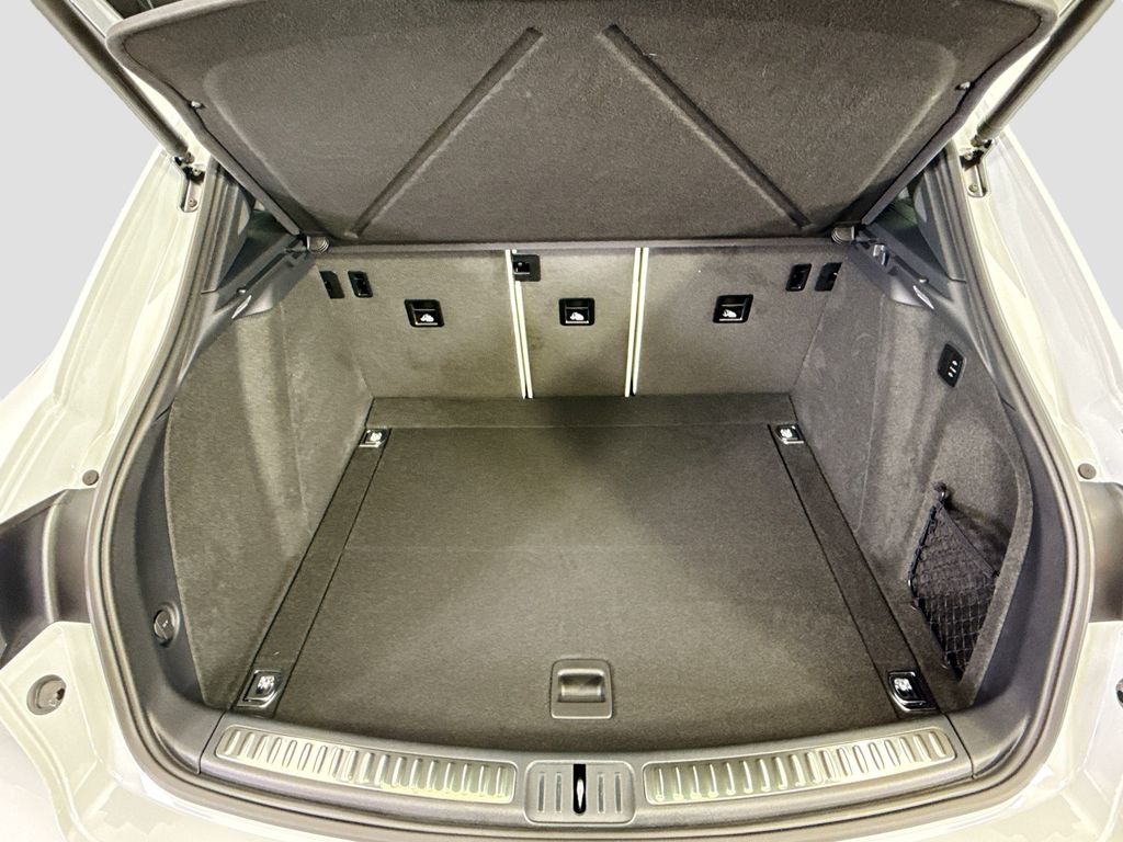 Thumbnail: 2026 Porsche Macan - 29