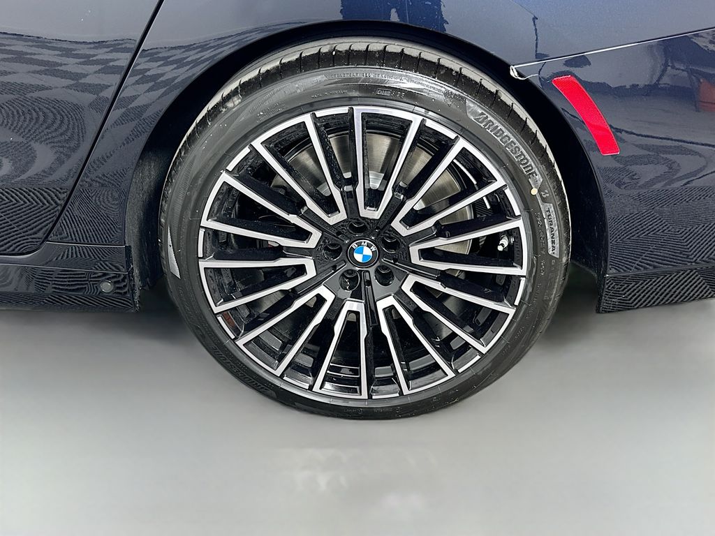 2025 BMW 7 Series 760i xDrive 23