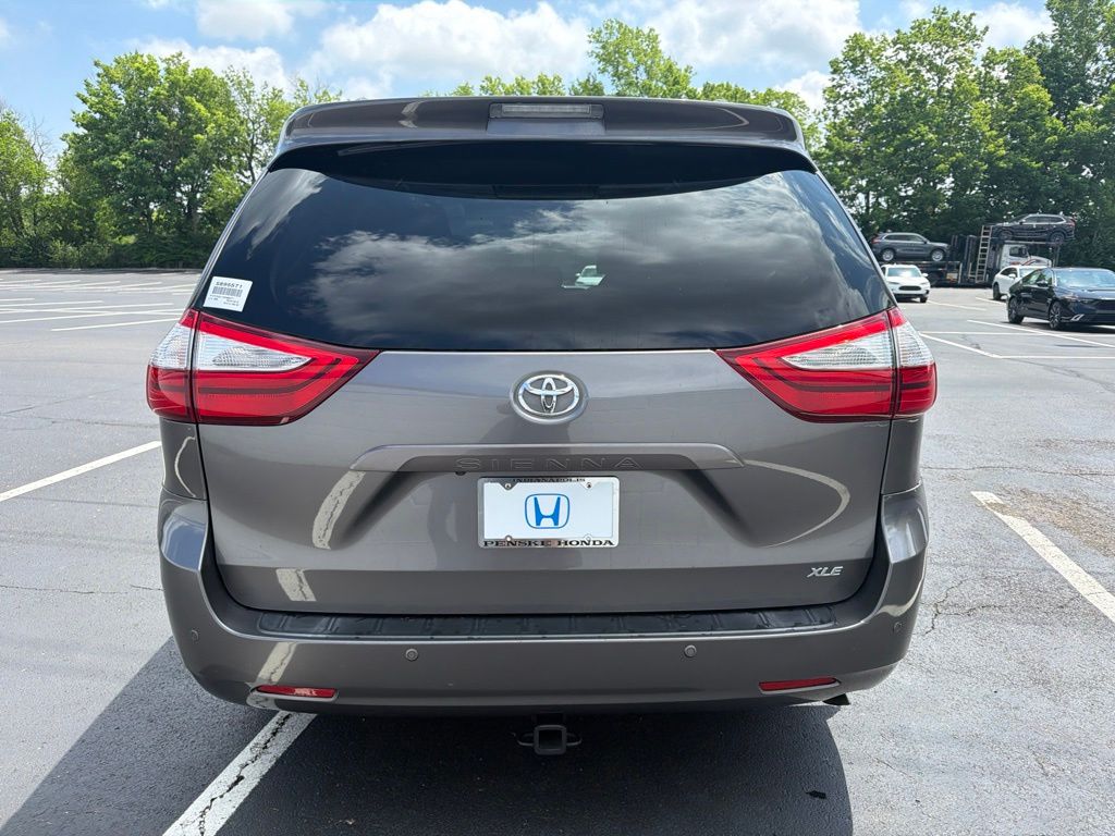 Thumbnail: 2017 Toyota Sienna - 4