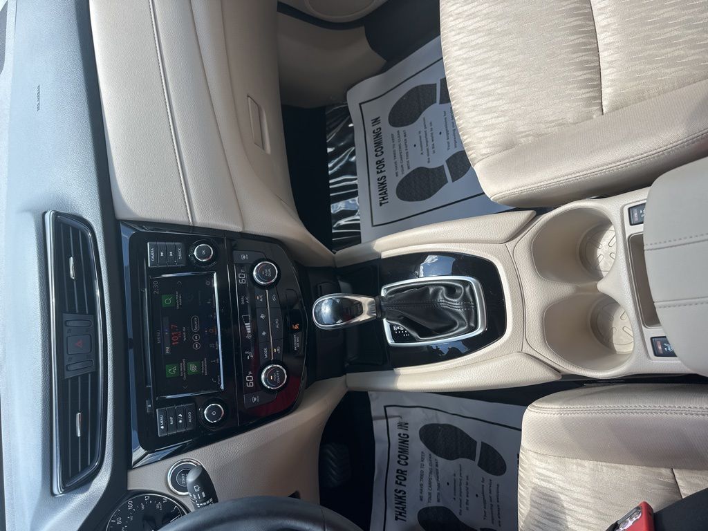 2018 Pearl White Nissan Rogue SV FWD SUV