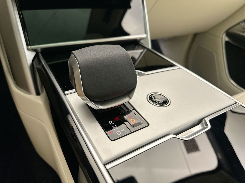 2025 Land Rover Range Rover SE 11
