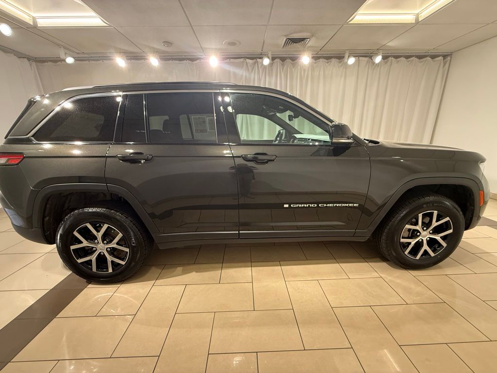 Thumbnail: 2024 Jeep Grand Cherokee - 6