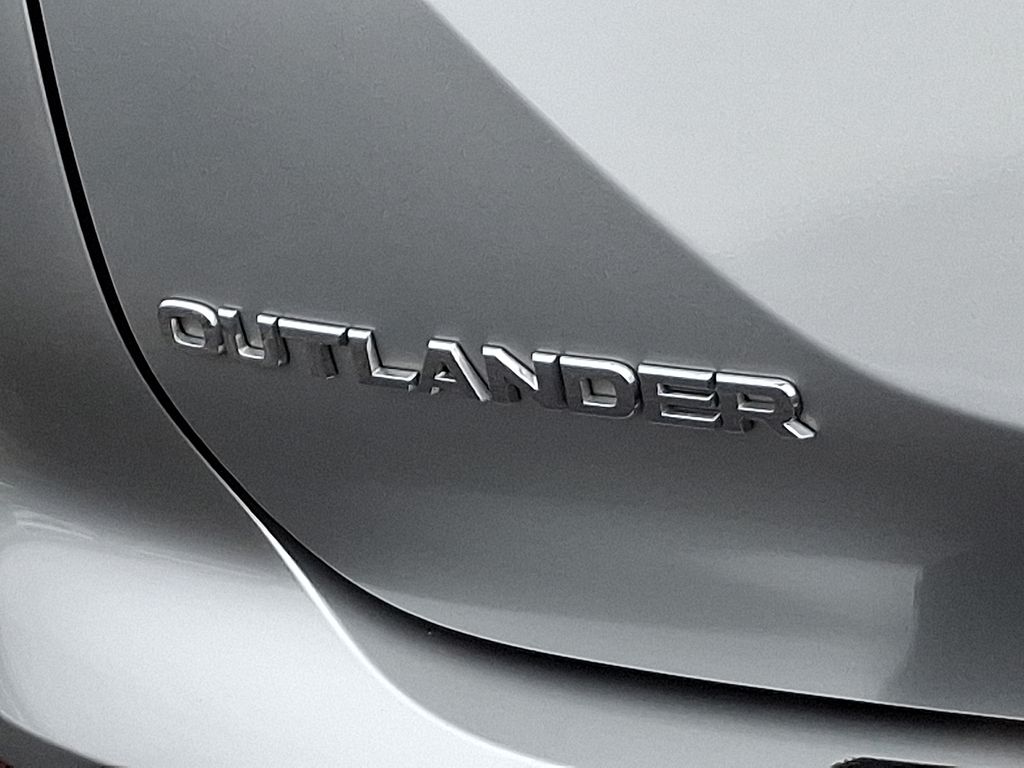 Thumbnail: 2024 Mitsubishi Outlander - 32